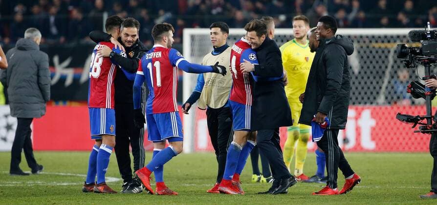 22.11.2017 St Jakob Park Basel , SCHWEIZ , Saison 2017 2018 Herren Fussball UEFA Champions League Gruppenphase FC Basel - Manchester United ManU Trainer Raphael Wicky (FC Basel) freut sich nach dem Spiel mit Renato Steffen und Mohamed Elyounoussi (FCB)