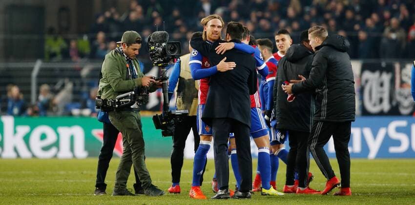 22.11.2017 St Jakob Park Basel , SCHWEIZ , Saison 2017 2018 Herren Fussball UEFA Champions League Gruppenphase FC Basel - Manchester United ManU Trainer Raphael Wicky (FC Basel) freut sich nach dem Spiel mit Michael Lang (FCB)