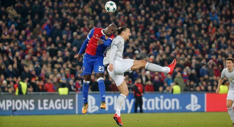 22.11.2017 St Jakob Park Basel , SCHWEIZ , Saison 2017 2018 Herren Fussball UEFA Champions League Gruppenphase FC Basel - Manchester United ManU Eder Balanta (li,FC Basel) gegen Zlatan Ibrahimovic (Manchester)