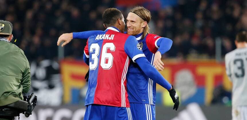 22.11.2017 St Jakob Park Basel , SCHWEIZ , Saison 2017 2018 Herren Fussball UEFA Champions League Gruppenphase FC Basel - Manchester United ManU Michael Lang (FC Basel) freut sich nach dem Spiel mit Manuel Akanji