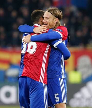 22.11.2017 St Jakob Park Basel , SCHWEIZ , Saison 2017 2018 Herren Fussball UEFA Champions League Gruppenphase FC Basel - Manchester United ManU Michael Lang (FC Basel) freut sich nach dem Spiel mit Manuel Akanji