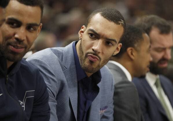 Injured Utah Jazz center Rudy Gobert (C) sits on the bench at an NBA Basketball Herren USA game against the Chicago Bulls at Energy Solutions Arena in Salt Lake City, Utah, 22 November 2017. The Jazz defeated the Bulls 110-80. Utah Jazz vs. Chicago Bulls !ACHTUNG: NUR REDAKTIONELLE NUTZUNG!  Copyright: xGEORGExFREYx GFX006 20171123-636470123340953753