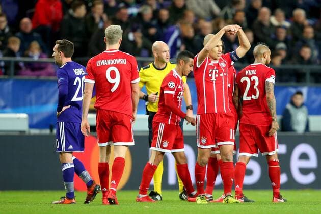 Arjen Robben (FC Bayern Muenchen 10) gibt Zeichen das Thiago Alcantara (FC Bayern Muenchen 6) raus muss, RSC Anderlecht vs. FC Bayern Muenchen, Champions League, Fussball, 22.11.2017, Anderlecht Copyright: xLanger Eibner-Pressefotox EP_HLR