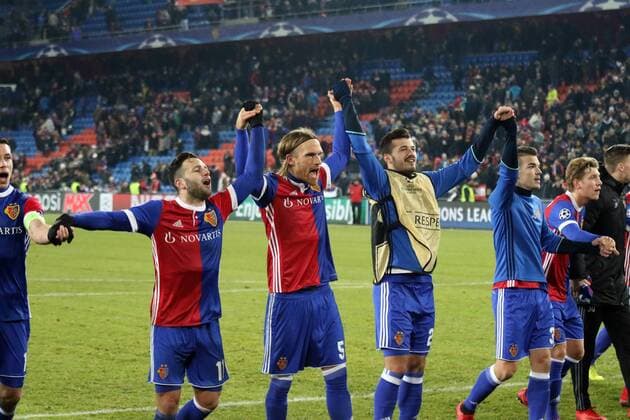 Feiern und Jubeln mit den Fans: Torschuetze Torschütze, Michael Lang (Basel) bejubelt mit seinen Mitspielern den 1:0 Sieg über ManU, Fussball-CL: 5. Sptg., FC Basel vs. Manchester United ManU Basel CH Copyright: xHahnex Eibner-Pressefotox EP_joha