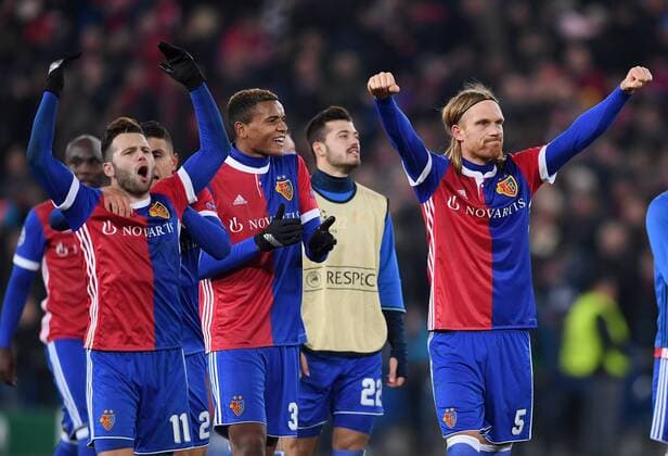 FUSSBALL CHAMPIONS LEAGUE SAISON 2017 2018 GRUPPENPHASE FC Basel - Manchester United ManU FC 22.11.2017 SCHLUSSJUBEL FC Basel; Renato Steffen, Mohamed Elyounoussi, Manuel Akanji und Matchwinner, Torschuetze zum 1-0 Michael Lang (v.li.) Basel