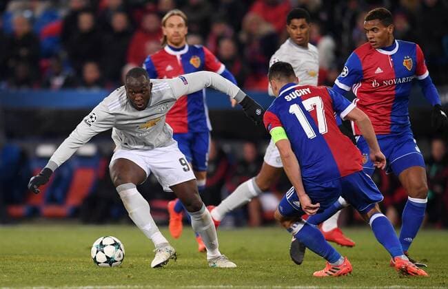 FUSSBALL CHAMPIONS LEAGUE SAISON 2017 2018 GRUPPENPHASE FC Basel - Manchester United ManU FC 22.11.2017 Romelu Lukaku (li, Manchester United FC) am Ball gegen Marek Suchy (Mitte,FC Basel) und beobachtet von Manuel Akanji (re, FC Basel) Basel