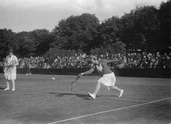 Reception to famou s tennis stars at Roehampton club . Fraulein Aussem ( Germany ) in play against Miss Bouman ( Holland ) 19 June 1927 UnitedArchives80955010 - 