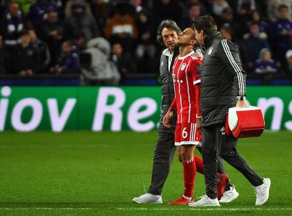 22.11.2017, xjhx, Fussball Champions League, RSC Anderlecht - FC Bayern Muenchen emspor, v.l. Vereinsarzt Dr.Hans-Wilhelm Müller-Wohlfahrt (FC Bayern Muenchen), Corentin Tolisso (FC Bayern Muenchen) verletzt, Verletzung, Anderlecht