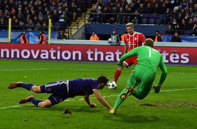 22.11.2017, xjhx, Fussball Champions League, RSC Anderlecht - FC Bayern Muenchen emspor, v.l. Uros Spajic (RSC Anderlecht), Matz Sels (RSC Anderlecht), Manuel Neuer (FC Bayern Muenchen) Goal scored, Tor zum 0:1 Anderlecht