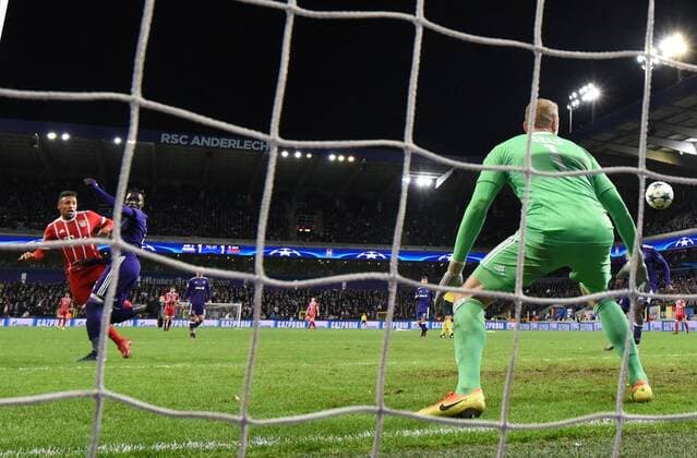 22.11.2017, xjhx, Fussball Champions League, RSC Anderlecht - FC Bayern Muenchen emspor, v.l. Corentin Tolisso (FC Bayern Muenchen), Matz Sels (RSC Anderlecht) Goal scored, Tor zum 1:2 Anderlecht