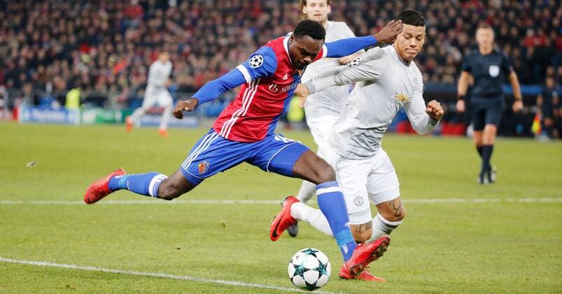22.11.2017 St Jakob Park Basel , SCHWEIZ , Saison 2017 2018 Herren Fussball UEFA Champions League Gruppenphase FC Basel - Manchester United ManU Dimitri Oberlin (li,FC Basel) gegen Marcos Rojo (Manchester)
