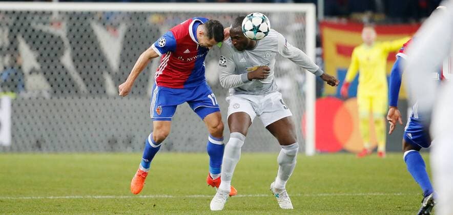 22.11.2017 St Jakob Park Basel , SCHWEIZ , Saison 2017 2018 Herren Fussball UEFA Champions League Gruppenphase FC Basel - Manchester United ManU Marek Suchy (li,FC Basel) gegen Romelu Lukaku (Manchester)