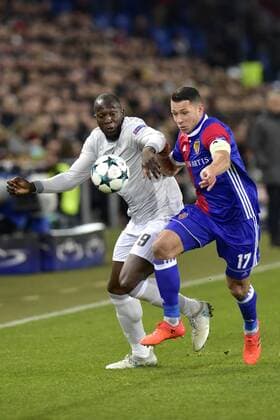 Li. Romelu Lukaku, MU, re. Marek Suchy, FCB, FC Basel - Manchester United ManU Champions League, Fussball, 22.11.2017