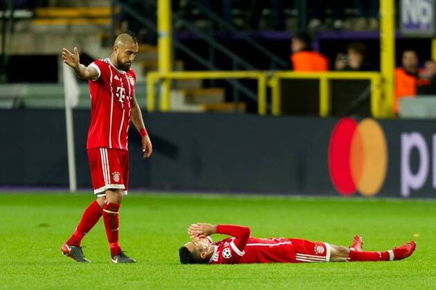 Anderlecht, Belgien 22.11.2017, UEFA Champions League - 2017 18 Season, Gruppenphase, RSC Anderlecht vs FC Bayern Muenchen, Thiago (FCB) verletzt, Arturo Vidal (FCB) hilft ( DeFodi053