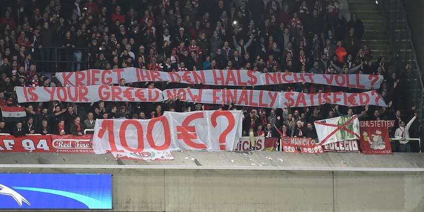 Fußball Champions League Gruppenphase 5. Spieltag RSC Anderlecht - FC Bayern München am 22.11.2017 im Constant-Vanden-Stock-Stadion in Anderlecht Transparent im Fanblock des FC Bayern München mit der Aufschrift: Kriegt ihr den Hals nicht voll? 100â‚¬ ?