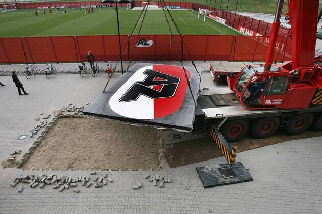 23-03-2007 alkmaar az logo wordt geplaatst voor het dsb stadion az logo in dsb stadion