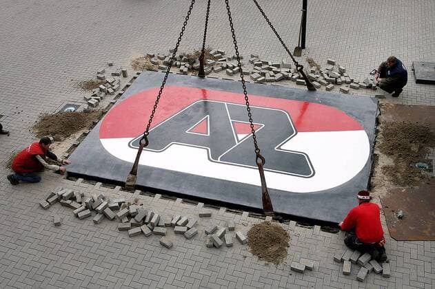 23-03-2007 alkmaar az logo wordt geplaatst voor het dsb stadion az logo in dsb stadion