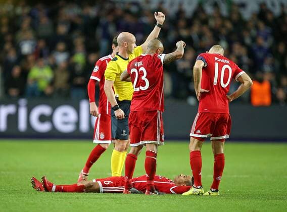 22.11.2017, Fussball UEFA Champions League 2017 2018, Gruppenphase, 5.Spieltag, RSC Anderlecht - FC Bayern München, im Constant Vanden Stock Stadion in Anderlecht. v.l. Sebastian Rudy (Bayern München) , Schiedsrichter Anthony Taylor , Arturo Vidal (Bayern München) , Thiago Alcantara (Bayern München) liegt verletzt am Boden , Arjen Robben (Bayern München)