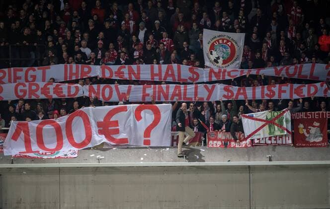 22. November 2017: Anderlecht, Constant-Vanden-Stock-Stadion: Fussball UEFA Champions League: RSC Anderlecht - FC Bayern Muenchen: Muenchens Fans protestieren auf Bannern gegen die hohen Ticketpreise fuer das Spiel und werfen Geldscheine auf das Spielfeld.