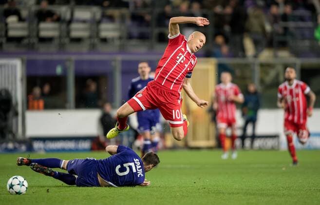 22. November 2017: Anderlecht, Constant-Vanden-Stock-Stadion: Fussball UEFA Champions League: RSC Anderlecht - FC Bayern Muenchen: Muenchens Arjen Robben (rot) gegen Anderlechts Uros Spajic.