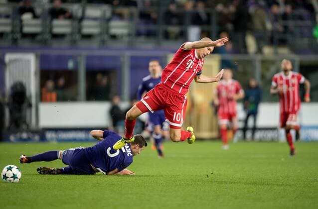 22. November 2017: Anderlecht, Constant-Vanden-Stock-Stadion: Fussball UEFA Champions League: RSC Anderlecht - FC Bayern Muenchen: Muenchens Arjen Robben (rot) gegen Anderlechts Uros Spajic.