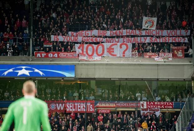 22. November 2017: Anderlecht, Constant-Vanden-Stock-Stadion: Fussball UEFA Champions League: RSC Anderlecht - FC Bayern Muenchen: Muenchens Fans protestieren auf Bannern gegen die hohen Ticketpreise fuer das Spiel und werfen Geldscheine auf das Spielfeld.