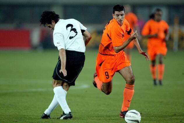 seizoen 2002 2003 , Wenen, 16-10-2002 , kwalificatiewedstrijd voor het Europees kampioenschap 2004, Oostenrijk - Nederland 0-3. Roy Makaay is Michael Baur te snel af. oostenrijk - nederland