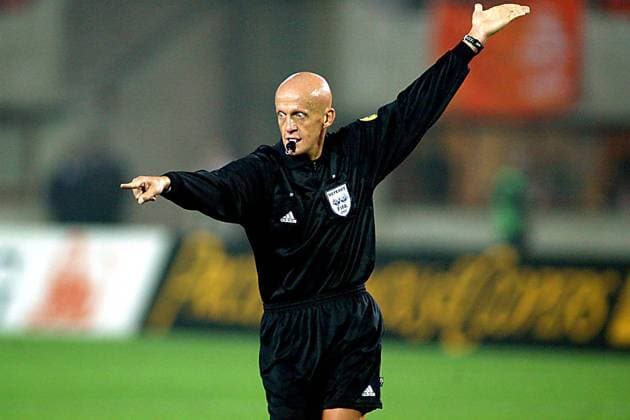 seizoen 2002 2003 , Wenen, 16-10-2002 , kwalificatiewedstrijd voor het Europees kampioenschap 2004, Oostenrijk - Nederland 0-3. pierluigi collina oostenrijk - nederland