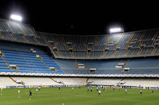 Fußball, Stadiongeschichte FC Valencia seizoen 2002 2003 , Valencia , 26-11-2002 training voorafgaand aan de Champions League wedstrijd Valencia - Ajax. Stadion Mestalla. training ajax in valencia