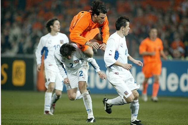 Rotterdam , 29-03-2003, Nederland - Tjechie 1-1. kwalificatie voor Euro2004. ruud van nistelrooij over de knie van zdenek grygea. thomas galasek kijkt toe. nederland - portugal