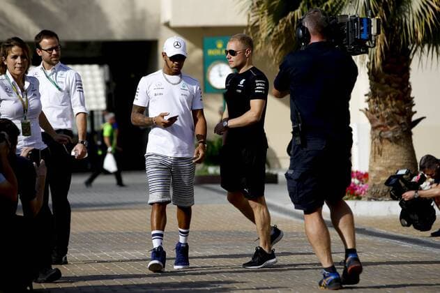 Motorsports: FIA Formula One World Championship WM Weltmeisterschaft 2017, Grand Prix of Abu Dhabi, 44 Lewis Hamilton (GBR, Mercedes AMG Petronas F1 Team), 77 Valtteri Bottas (FIN, Mercedes AMG Petronas F1 Team), Abu Dhabi United Arab Emirates