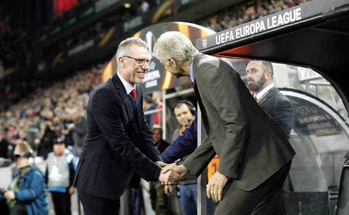 Köln, RheinEnergieStadion, 23.11.17: Hand shakes zwischen Trainer Peter Stöger (1.FC Köln) (L) und Trainer Arsene Wenger (Arsenal London) im Europaleague Spiel zwischen 1.FC Köln vs. Arsenal London in der Saison 2017 2018.
