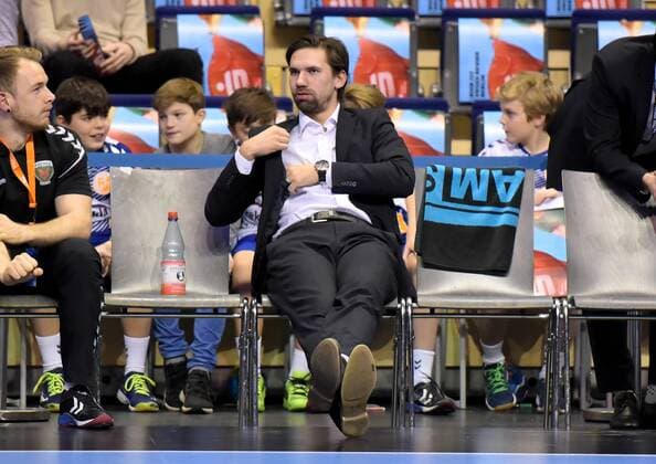 EHF-Pokal,Handball:Fuechse Berlin vs.FC Porto,23.11.2017 Fabian Wiede 3(Fuechse Berlin) schaut verletzt zu,waehrend des Spiels zwischen den Fuechse Berlin und dem FC Porto am 23.11.2017 in der Max Schmeling Halle Berlin, Deutschland. Handball,Maenner,3.Runde,EHF-Pokal