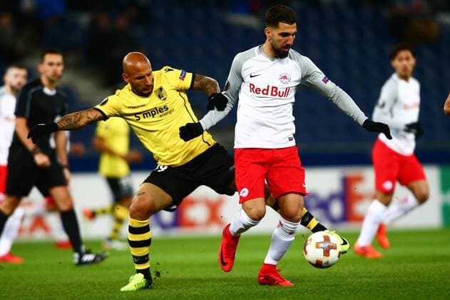 SOCCER - EL, RBS vs Vitoria SALZBURG,AUSTRIA,23.NOV.17 - SOCCER - UEFA Europa League, Red Bull Salzburg vs Vitoria Guimaraes SC. Image shows Rafael Martins (Vitoria) and Munas Dabbur (RBS). GEPAxpictures xFelixxRoittner