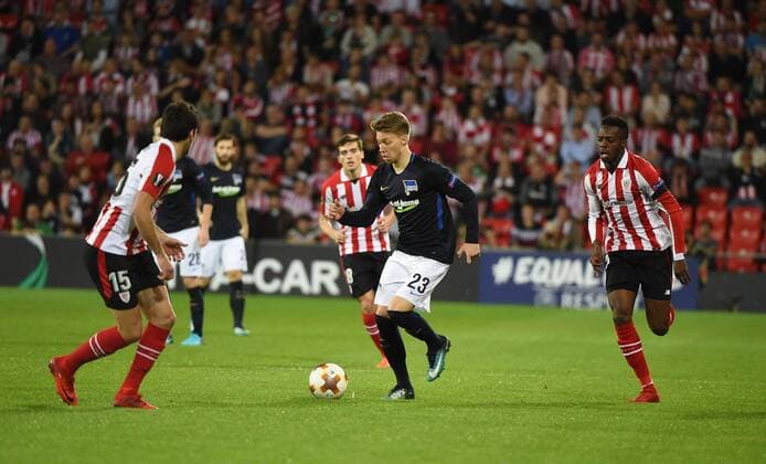 Fussball, Herren, Saison 2017 2018, UEFA Europa League (Gruppe J, 5. Spieltag) in Bilbao, Athletic Bilbao - Hertha BSC, v. l. Xabier Etxeita (Athletic Bilbao), Mitchell Weiser (Hertha BSC), Inaki Williams (Athletic Bilbao), 23.11. 2017, Copyright: xMichaelxHundtx xMatthiasxKochx