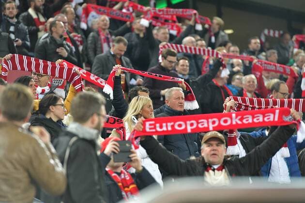 GER, 1. FC Köln (GER) vs. FC Arsenal (ENG) 23.11.2017, RheinEnergieSTADION, Köln, Europa Leaque, Gruppenphase, 5. Spieltag, GER, 1. FC Köln (GER) vs. FC Arsenal (ENG) im Bild: Fans, freundlich, Stimmung, farbenfroh, Nationalfarbe, geschminkt, Emotionen, kölner