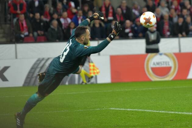 GER, 1. FC Köln (GER) vs. FC Arsenal (ENG) 23.11.2017, RheinEnergieSTADION, Köln, Europa Leaque, Gruppenphase, 5. Spieltag, GER, 1. FC Köln (GER) vs. FC Arsenal (ENG) im Bild: erste Chance für Köln David Ospina (FC Arsenal 13),