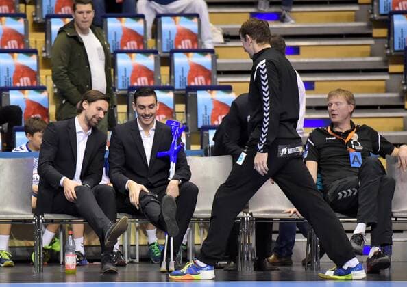 EHF-Pokal,Handball:Fuechse Berlin vs.FC Porto,23.11.2017 v.l. Fabian Wiede 3(Fuechse Berlin),Ignacio Plaza Jimenez 17(Fuechse Berlin),Petr Stochl 71(Fuechse Berlin), zeigen ihre Verletzung,waehrend des Spiels zwischen den Fuechse Berlin und dem FC Porto am 23.11.2017 in der Max Schmeling Halle Berlin, Deutschland. Handball,Maenner,3.Runde,EHF-Pokal