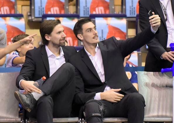 EHF-Pokal,Handball:Fuechse Berlin vs.FC Porto,23.11.2017 noch schnell ein Selfie vorm Spiel Fabian Wiede 3(Fuechse Berlin),Ignacio Plaza Jimenez 17(Fuechse Berlin),waehrend des Spiels zwischen den Fuechse Berlin und dem FC Porto am 23.11.2017 in der Max Schmeling Halle Berlin, Deutschland. Handball,Maenner,3.Runde,EHF-Pokal