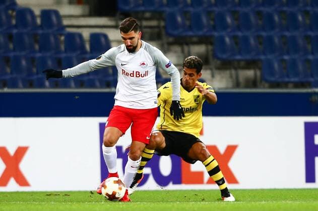 SOCCER - EL, RBS vs Vitoria SALZBURG,AUSTRIA,23.NOV.17 - SOCCER - UEFA Europa League, Red Bull Salzburg vs Vitoria Guimaraes SC. Image shows Munas Dabbur (RBS) and Victor Garcia (Vitoria). GEPAxpictures xFelixxRoittner