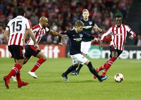 DAVID S. BUSTAMANTE 23 11 2017 BILBAO PAIS VASCO Partido correspondiente a la Jornada 5 del grupo J de la UEFA Europa League de futbol entre el Athletic de Bilbao y el Hertha BSC Berlin disputado en el Estadio San Mames de Bilbao. Mitchell Weiser y I?aki Williams Arthuer luchan por el balon  xDAVIDxS.xBUSTAMANTEx xx