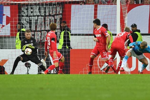 GER, 1. FC Köln (GER) vs. FC Arsenal (ENG) 23.11.2017, RheinEnergieSTADION, Köln, Europa Leaque, Gruppenphase, 5. Spieltag, GER, 1. FC Köln (GER) vs. FC Arsenal (ENG) im Bild: ein Kopfballversuch von Arsenal stellt für Timo Horn Torwart (FC Köln 1), kein Problem dar