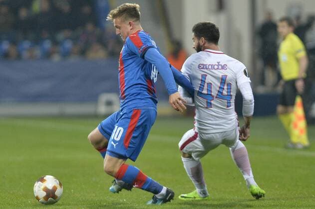 Jan Kopic of Victoria, left, and Gabriel Enache of FCSB in action during the 5th round, Football European League match FC Viktoria Pilsen vs FC Steaua Bucurest (FCSB) in Pilsen, Czech Republic, November 23, 2017. (CTKxPhoto MiroslavxChaloupka) CTKPhotoP201711230842001  _CHA7802