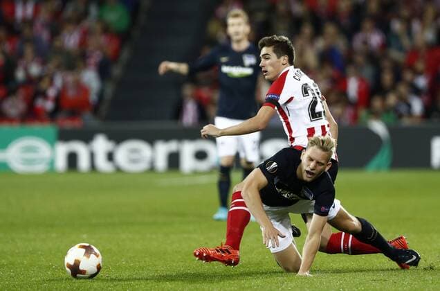 DAVID S. BUSTAMANTE 23 11 2017 BILBAO PAIS VASCO Partido correspondiente a la Jornada 5 del grupo J de la UEFA Europa League de futbol entre el Athletic de Bilbao y el Hertha BSC Berlin disputado en el Estadio San Mames de Bilbao. Arne Maier y I?igo Cordoba Querejeta luchan por el balon  xDAVIDxS.xBUSTAMANTEx xx