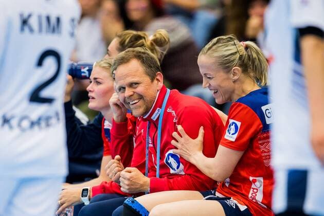171123 Thorir Hergeirsson, head coach of Norway, and Heidi LÃ¸ke of Norway during the MÃ¸belringen Cup match between Norway and South Korea on November 23, 2017 in Sotra. Photo: Vegard Wivestad GrÃ¸tt BILDBYRAN kod VG 170061  Copyright: VEGARDxWIVESTADxGRÃ?TT BB171123BB579