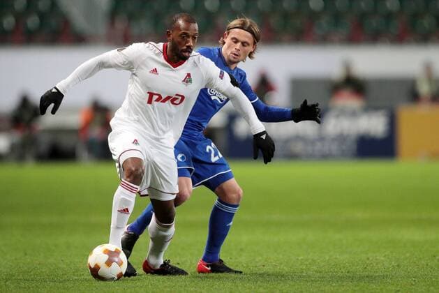 MOSCOW, RUSSIA â€“ NOVEMBER 23, 2017: Lokomotiv Moscow s Manuel Fernandes (L) and FC Copenhagen s Peter Ankersen fight for the ball in their 2017-18 UEFA Europa League Group F Round 5 football match at RZD Arena Stadium. Sergei Bobylev TASS  TS06A4E1
