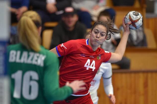 Czech handball player Dominika Zachova (right) and Petra Blazek of Austria in action during the friendly match Czech Republic vs. Austria, Cheb, Czech Republic, November 23, 2017. (CTKxPhoto SlavomirxKubes) CTKPhotoP201711230842801  KBS_0020