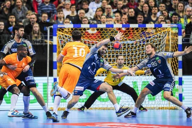 Paul Drux und Drago Vukovic (Fuechse Berlin) haben jede Menge Arbeit in der Abwehr zu verrichten - Action Aktion - Querformat - quer - horizontal Event Veranstaltung: EHF-Cup - Qualifikation 3. Runde - Fuechse Berloin vs. FC Porto Location Ort: Max Schmeling Halle Berlin - Germany Deutschland - Europe Europa - Date Datum: 23.11.2017 Handball - EHF-Cup Fuechse Berlin vs. FC Porto 23.11.2017