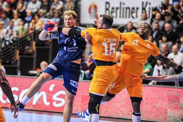 Paul Drux (Fuechse Berlin) mit Schwerstarbeit gegen die portugiesische Abwehr - Action Aktion - Querformat - quer - horizontal Event Veranstaltung: EHF-Cup - Qualifikation 3. Runde - Fuechse Berloin vs. FC Porto Location Ort: Max Schmeling Halle Berlin - Germany Deutschland - Europe Europa - Date Datum: 23.11.2017 Handball - EHF-Cup Fuechse Berlin vs. FC Porto 23.11.2017