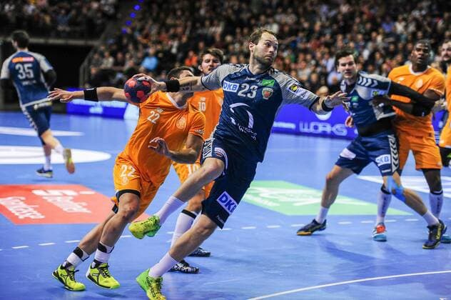 Steffen Faeth (Fuechse Berlin) mit Schwerstarbeit am Strafraum - Action Aktion - Querformat - quer - horizontal Event Veranstaltung: EHF-Cup - Qualifikation 3. Runde - Fuechse Berloin vs. FC Porto Location Ort: Max Schmeling Halle Berlin - Germany Deutschland - Europe Europa - Date Datum: 23.11.2017 Handball - EHF-Cup Fuechse Berlin vs. FC Porto 23.11.2017